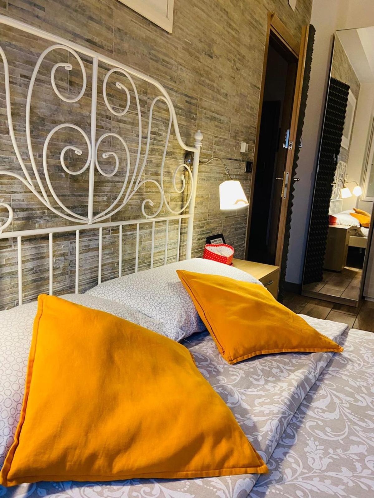 Europe Station Rooms Парма Екстер'єр фото